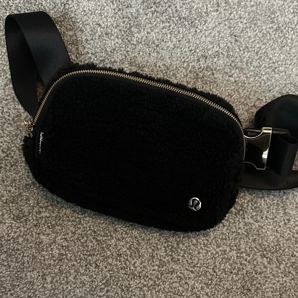 Lululemon Black Sherpa Belt Bag - Picture 1 of 1